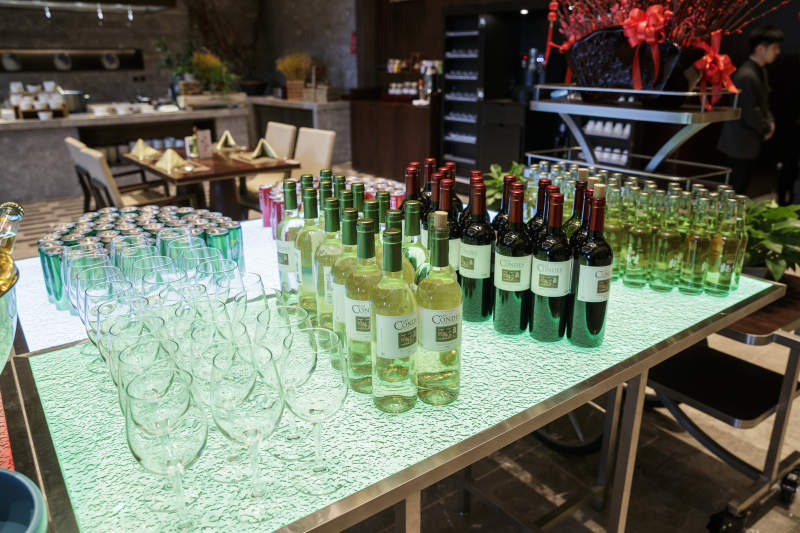 星级酒店高档自助餐料理餐台图片