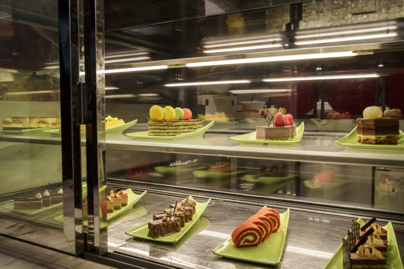 星级酒店高档自助餐料理餐台图片