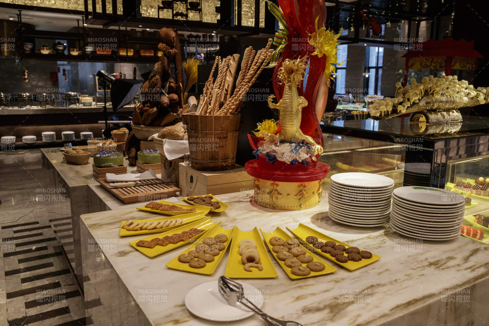 星级酒店高档自助餐料理餐台图片