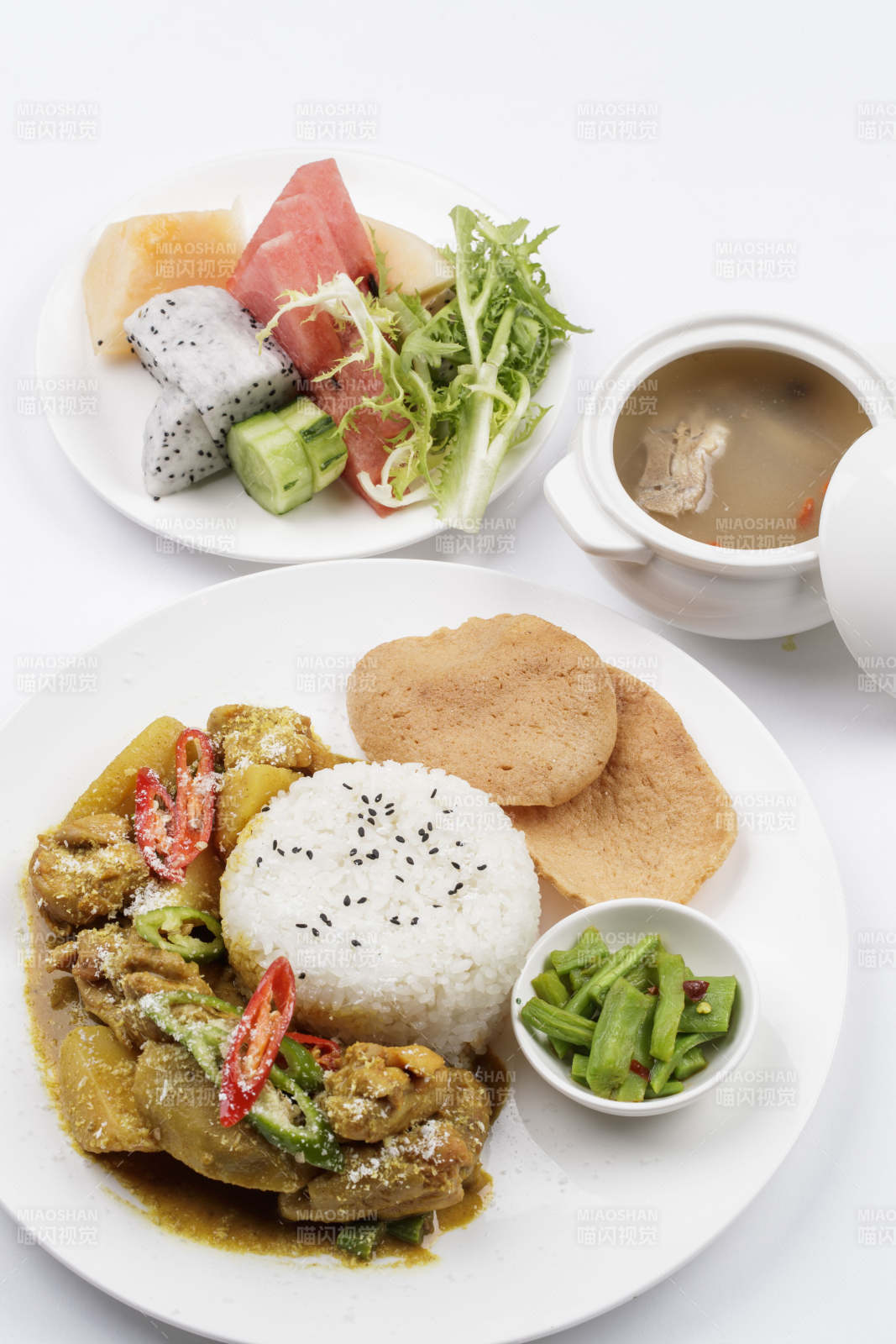 白色瓷盘装的美味咖喱鸡块盖饭图片