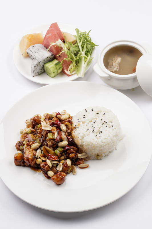 白色瓷盘装的宫保鸡丁盖饭图片