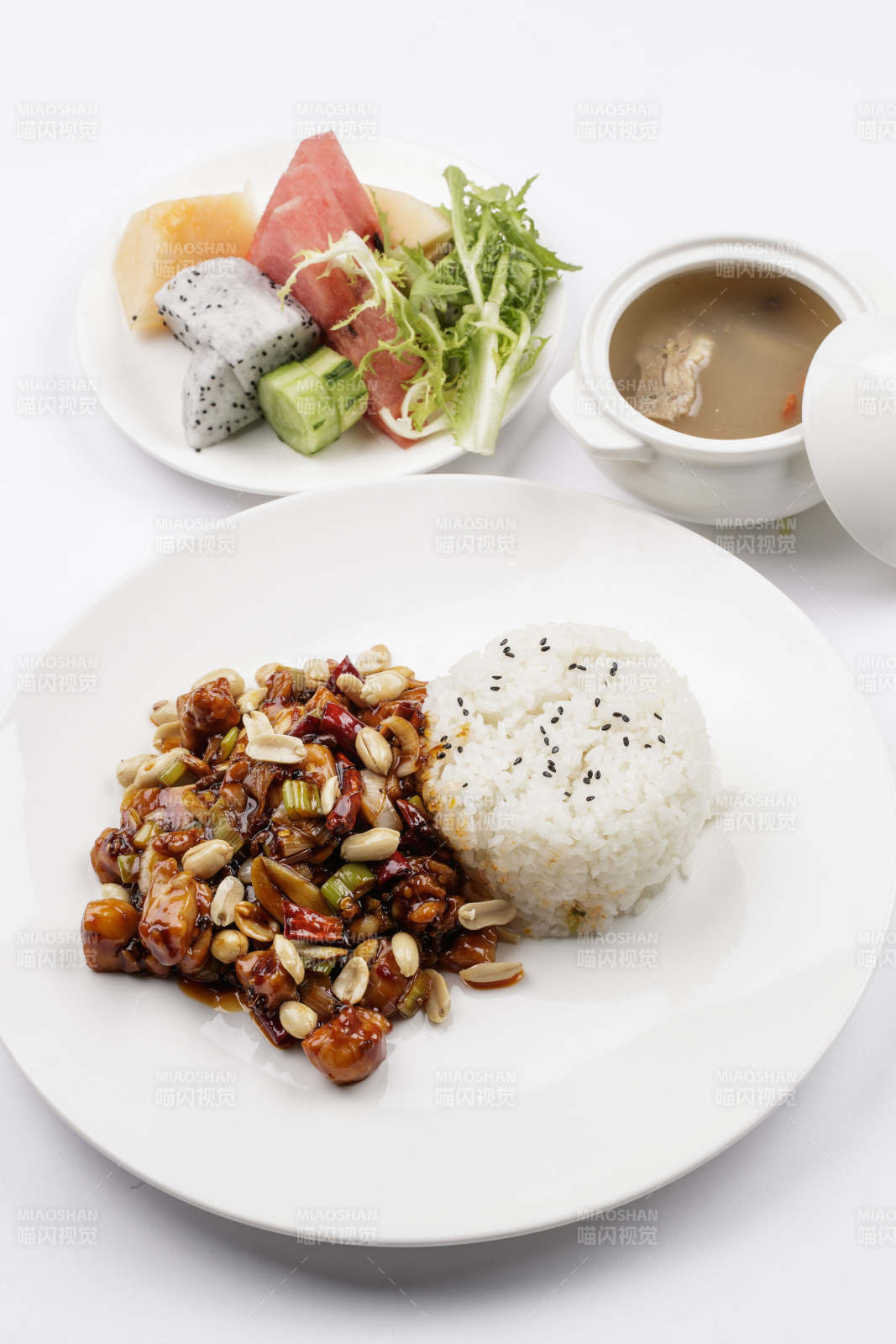 白色瓷盘装的宫保鸡丁盖饭图片