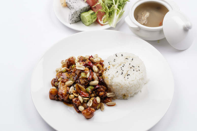 白色瓷盘装的宫保鸡丁盖饭图片