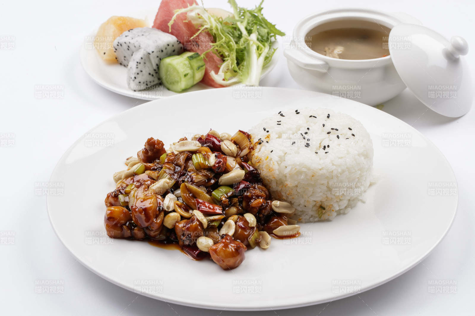 白色瓷盘装的宫保鸡丁盖饭图片