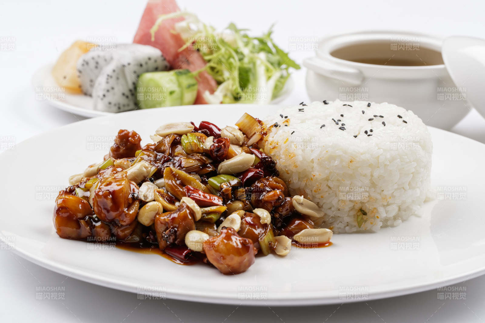 白色瓷盘装的宫保鸡丁盖饭图片