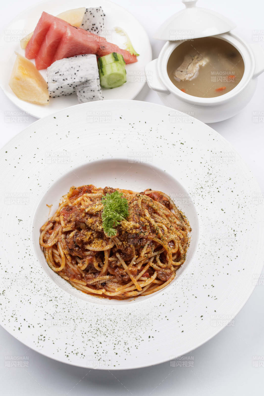 白色瓷盘装的番茄肉酱炒意面图片