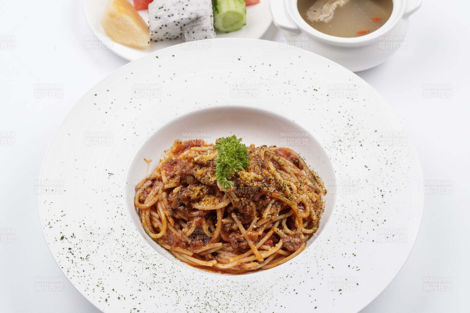 白色瓷盘装的番茄肉酱炒意面图片