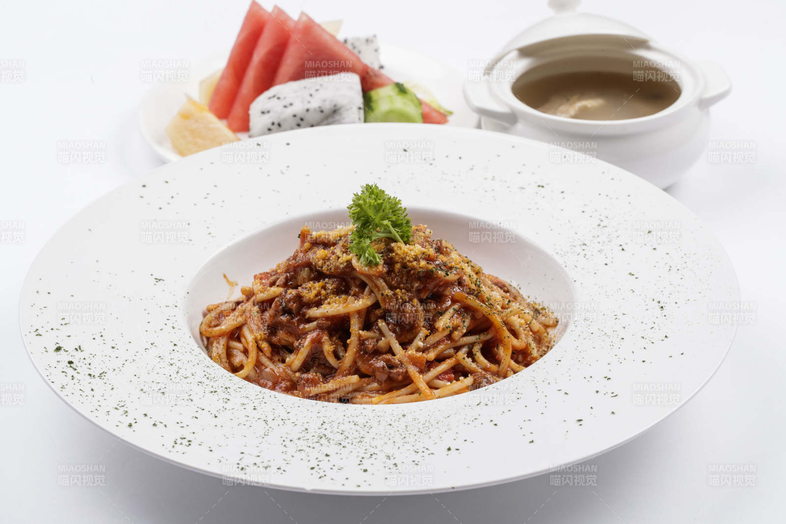 白色瓷盘装的番茄肉酱炒意面图片