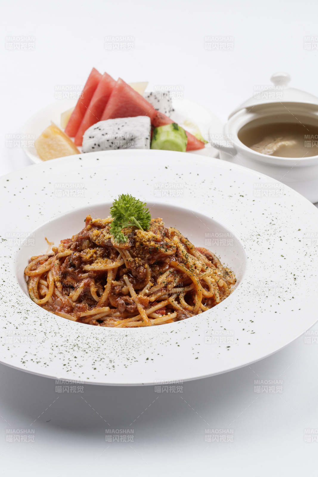 白色瓷盘装的番茄肉酱炒意面图片