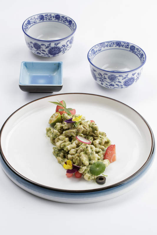 白色瓷盘装的芥香桃仁图片