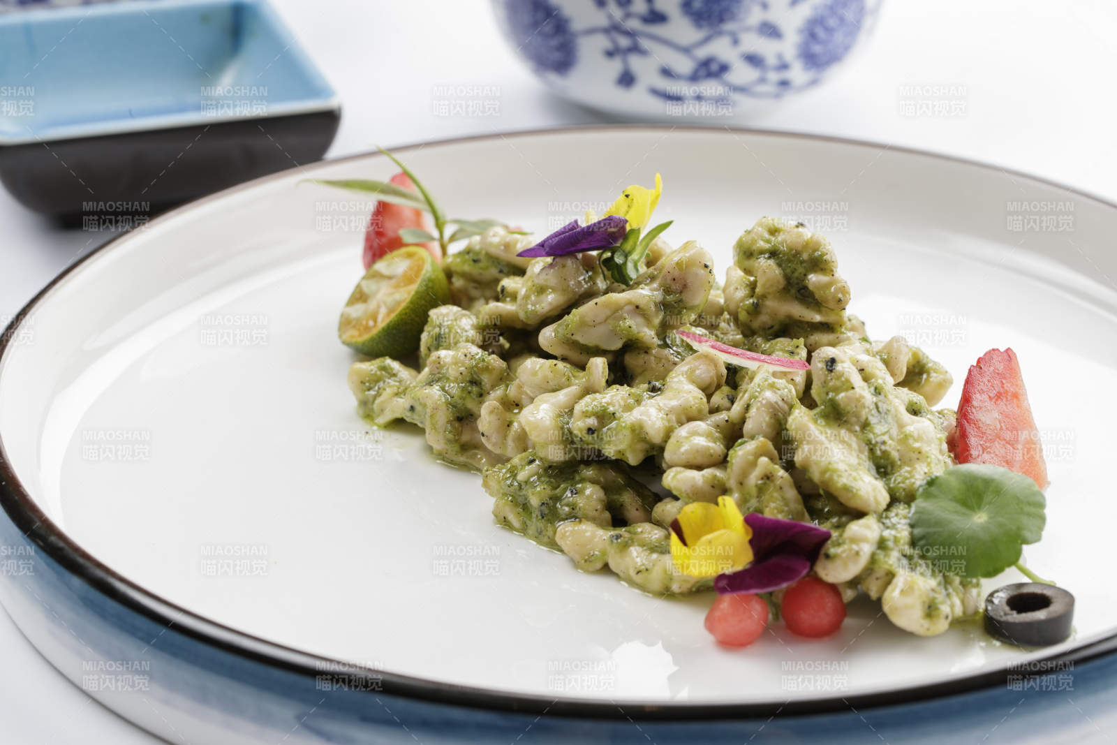 白色瓷盘装的芥香桃仁图片