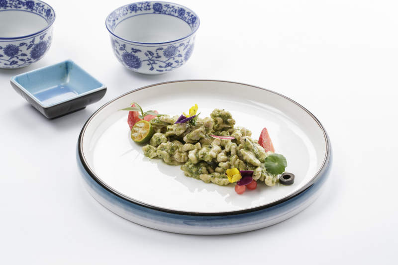 白色瓷盘装的芥香桃仁图片