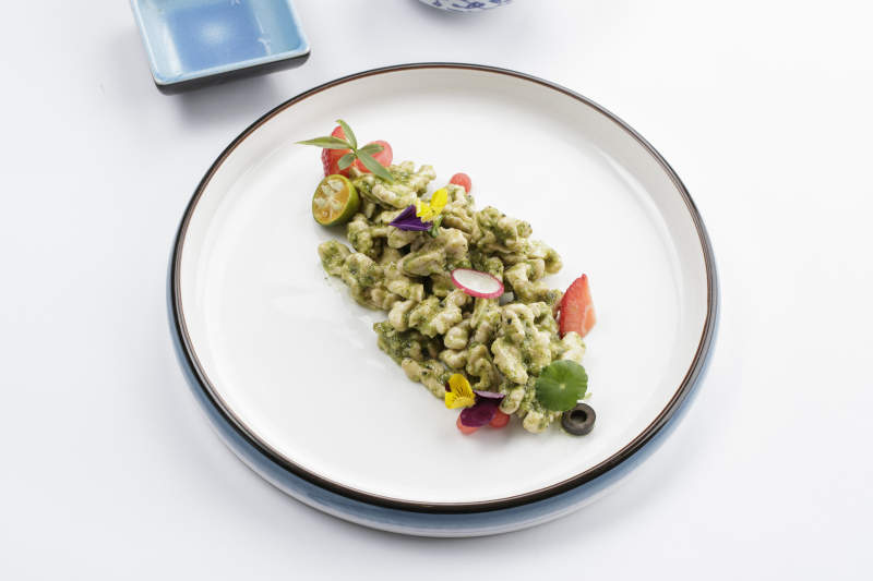 白色瓷盘装的芥香桃仁图片