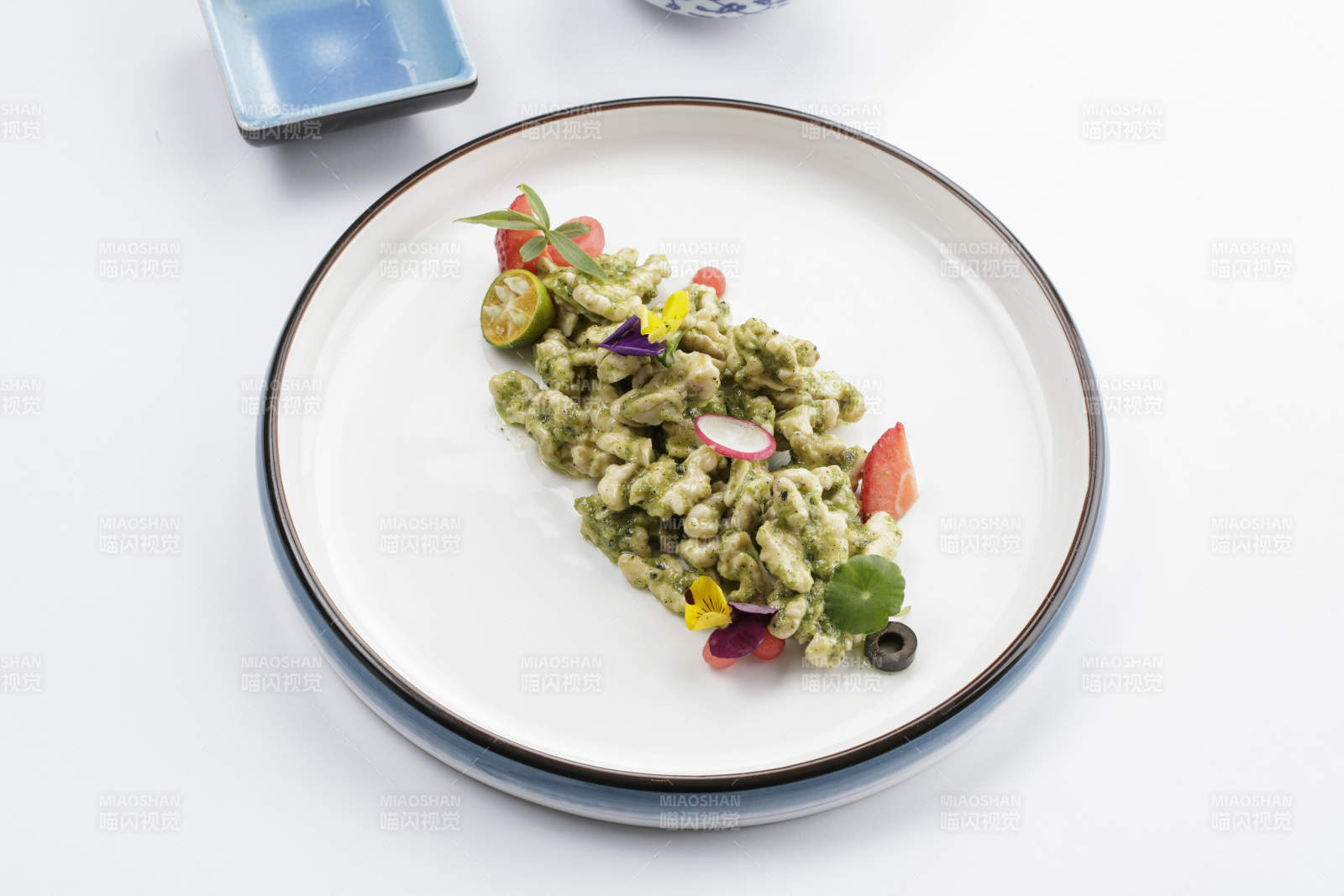 白色瓷盘装的芥香桃仁图片