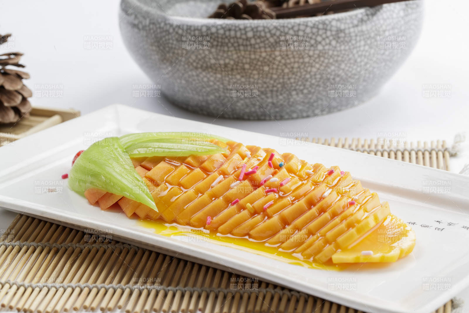 白色瓷盘装的蜜汁木瓜图片