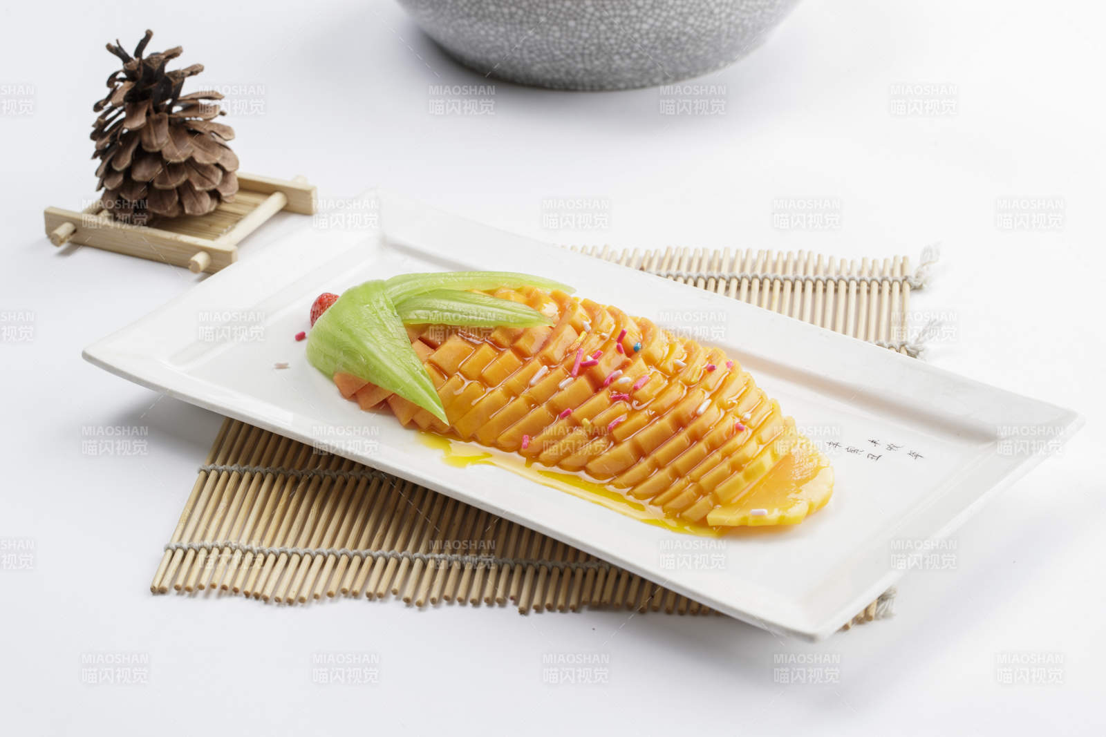 白色瓷盘装的蜜汁木瓜图片