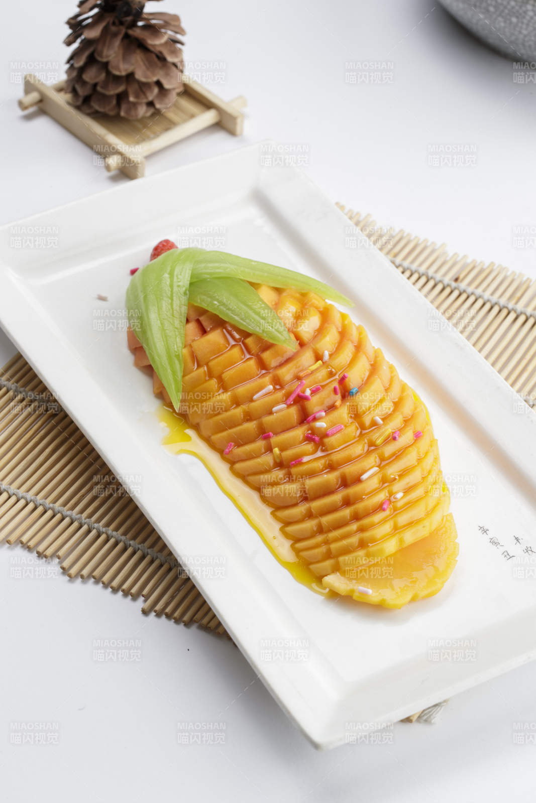 白色瓷盘装的蜜汁木瓜图片