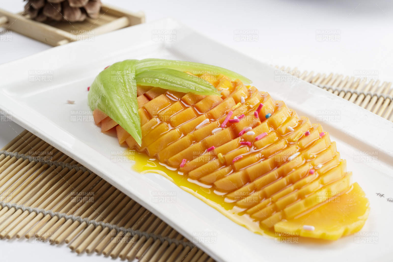 白色瓷盘装的蜜汁木瓜图片