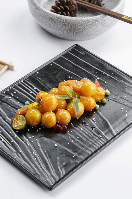 黑色石盘装的金桔鹅肝图片