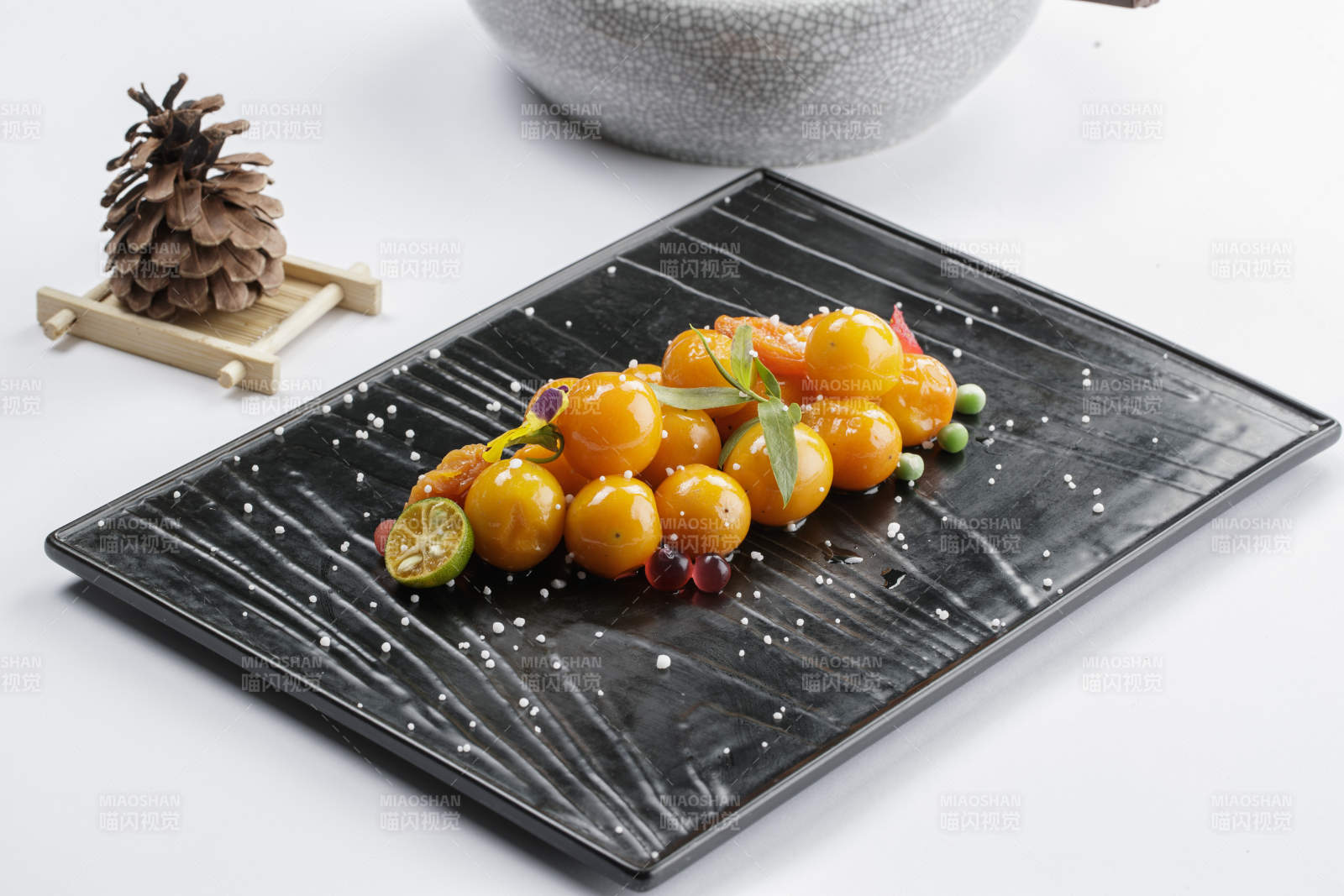 黑色石盘装的金桔鹅肝图片
