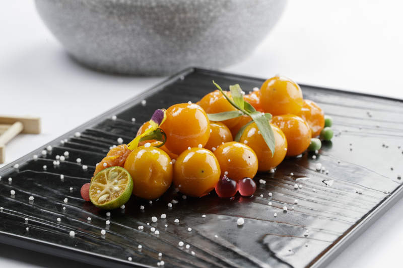 黑色石盘装的金桔鹅肝图片