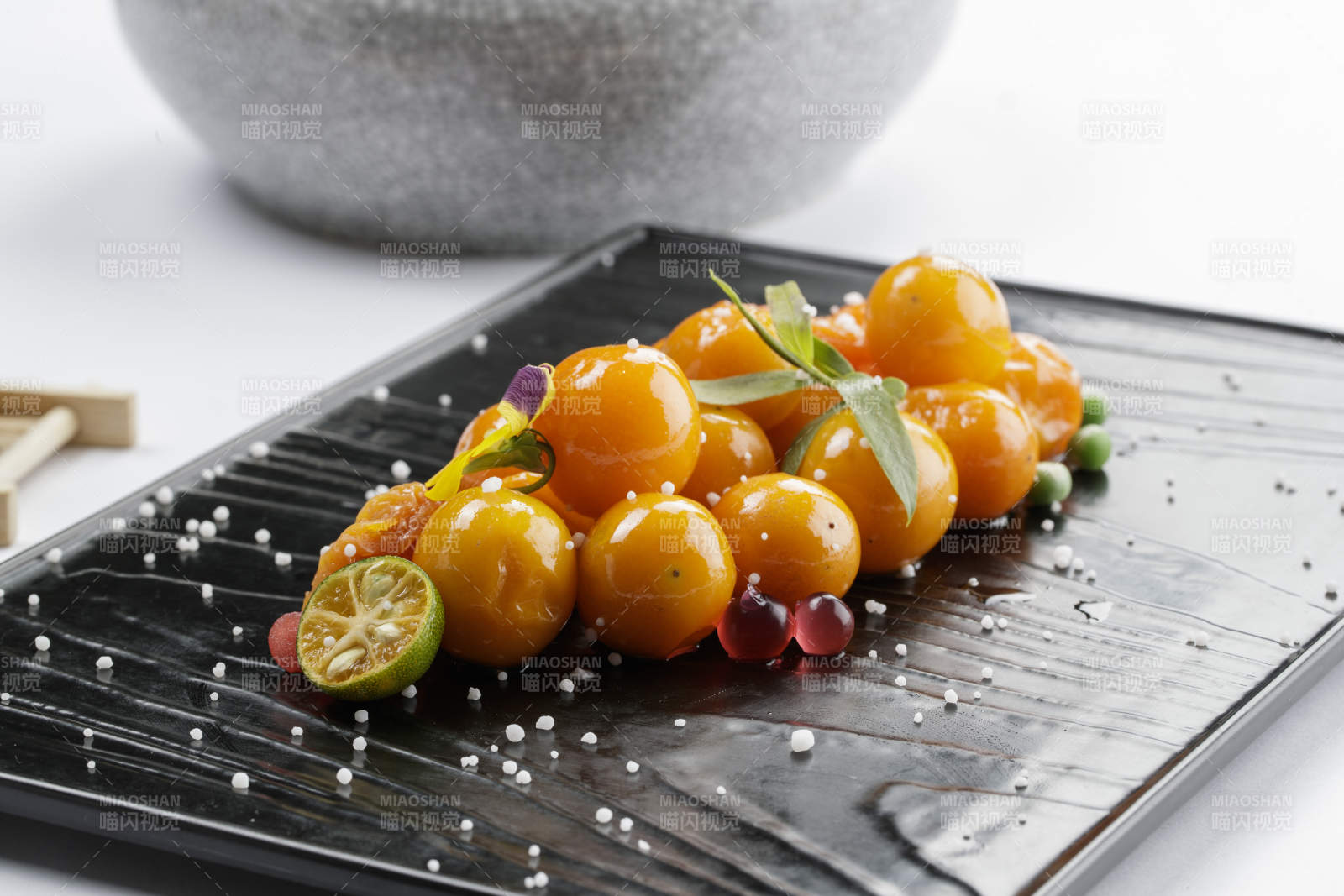 黑色石盘装的金桔鹅肝图片