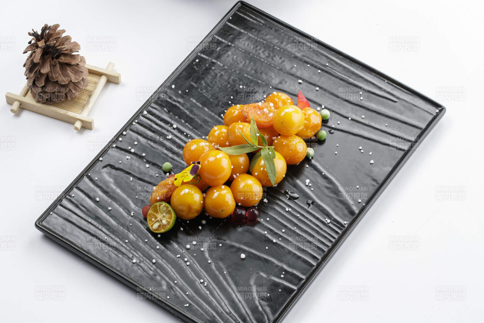 黑色石盘装的金桔鹅肝图片