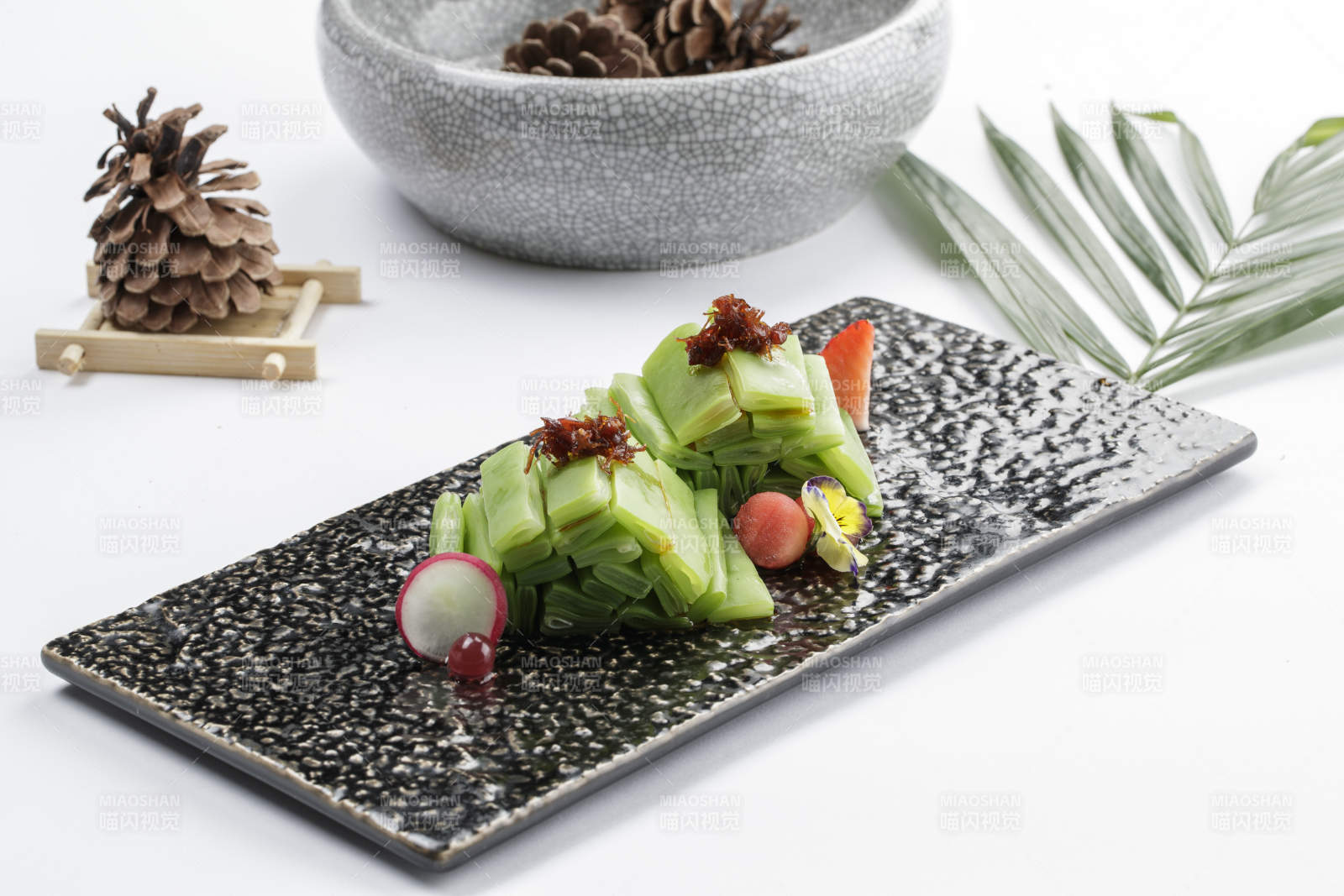 白色瓷盘装的盐水贡菜图片