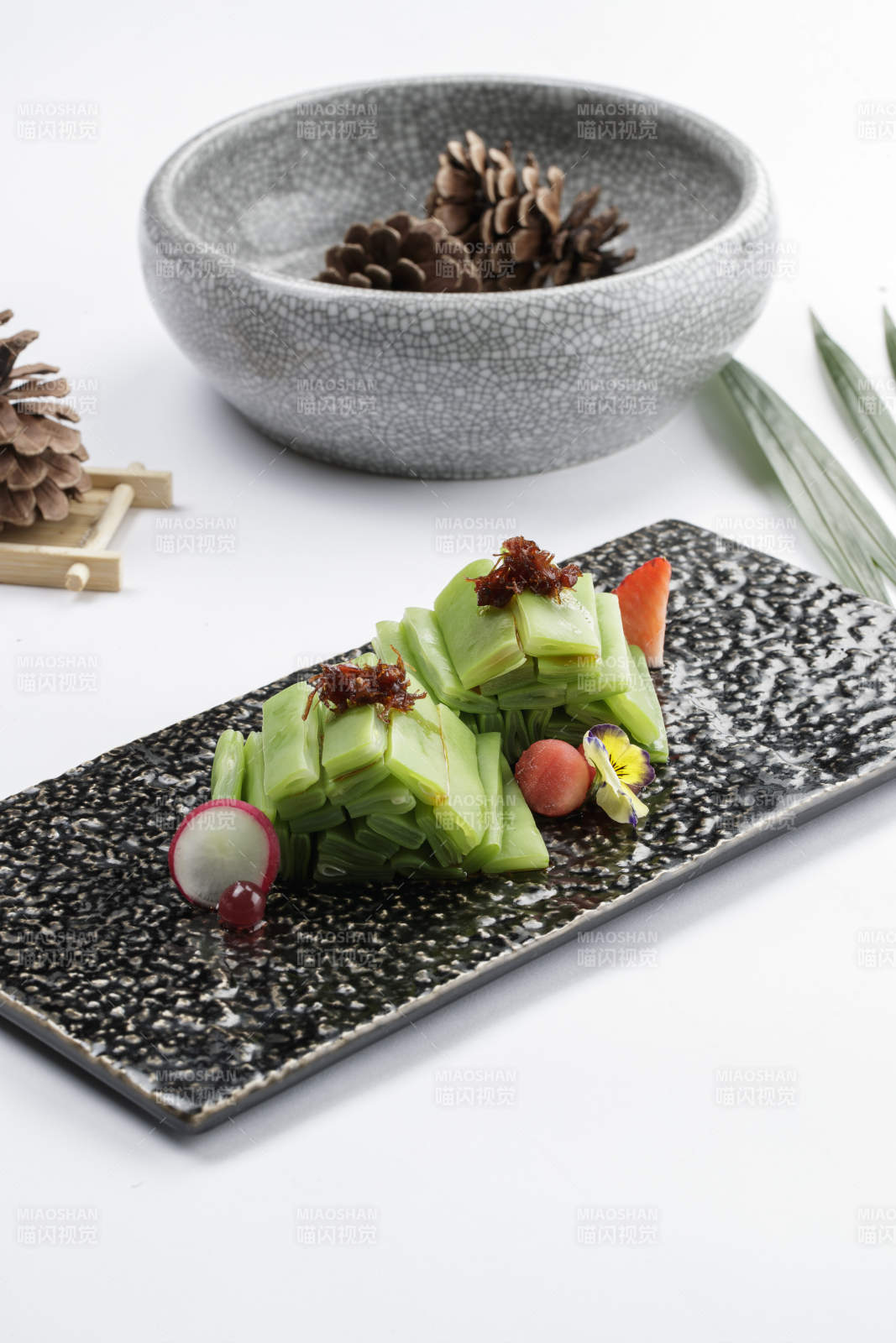 白色瓷盘装的盐水贡菜图片