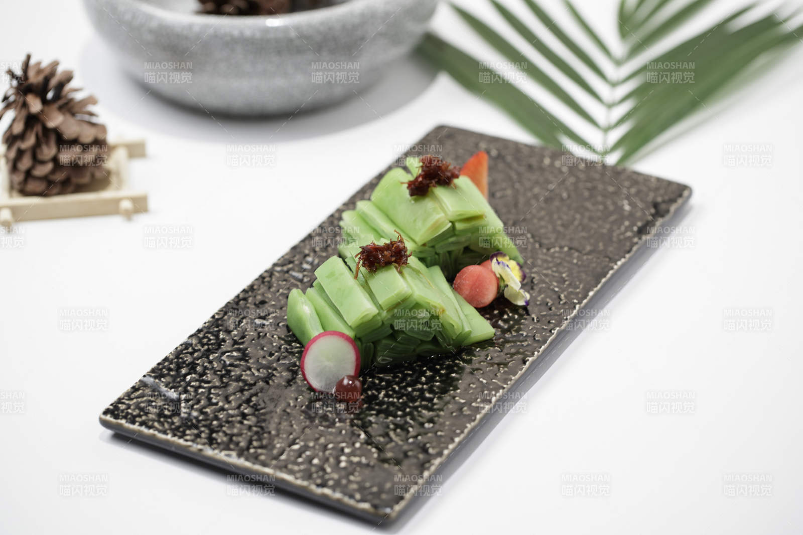 白色瓷盘装的盐水贡菜图片