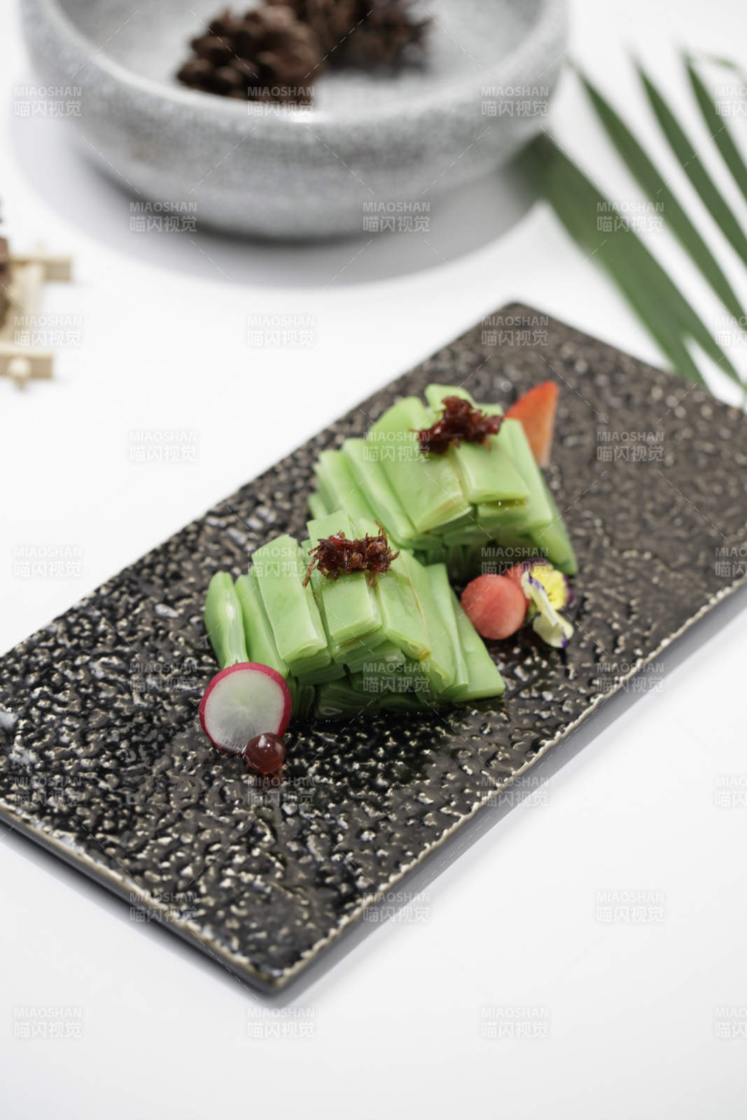 白色瓷盘装的盐水贡菜图片