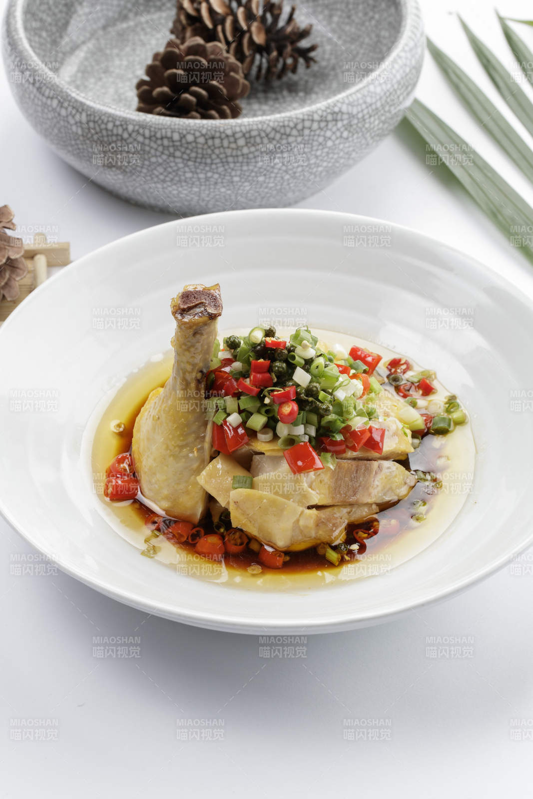 白色瓷盘装的红油白切鸡图片