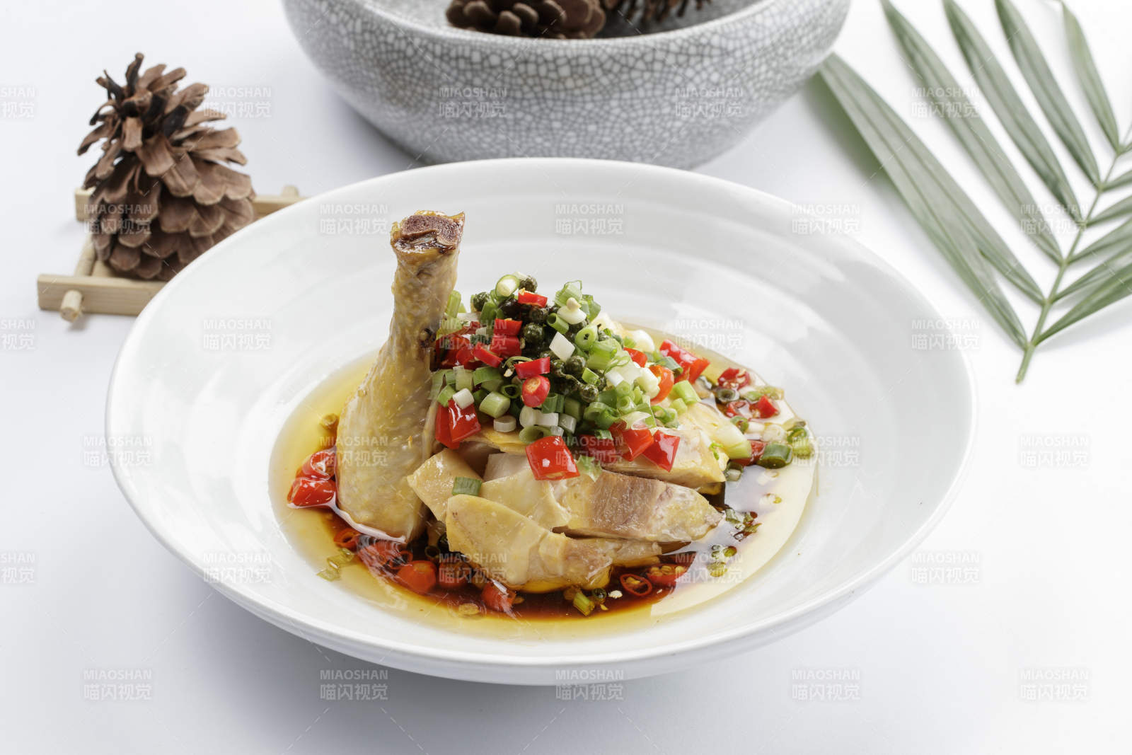 白色瓷盘装的红油白切鸡图片