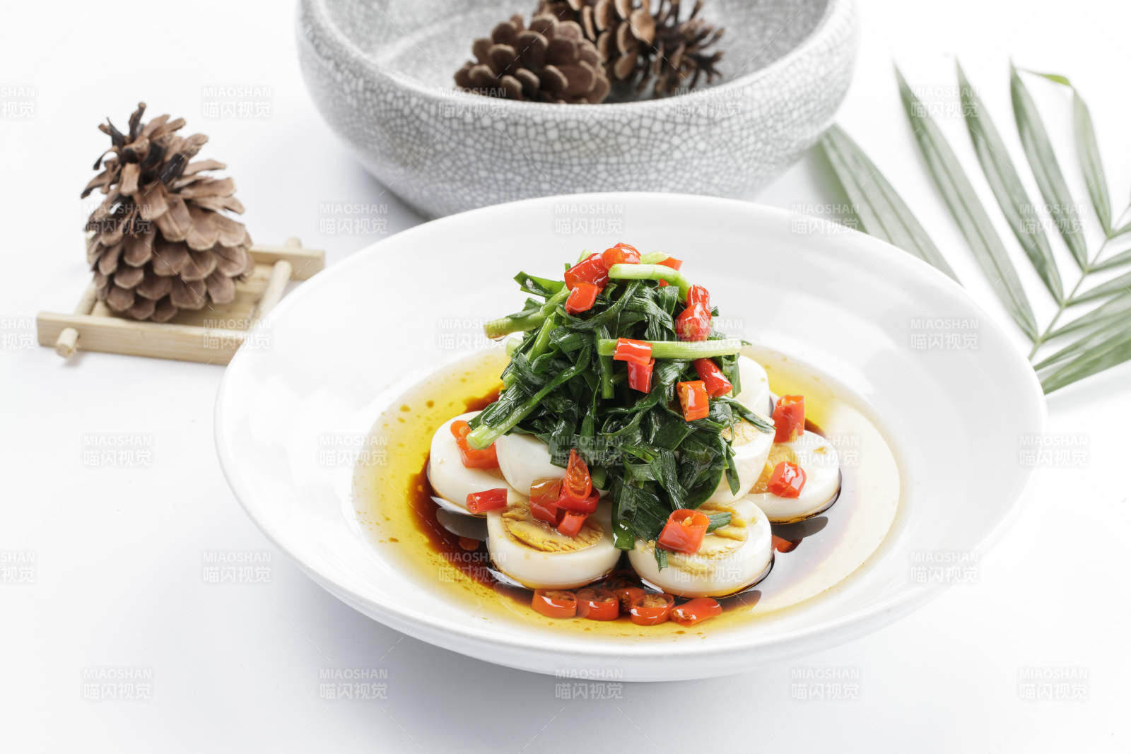 白色瓷盘装的菠菜水煮蛋图片