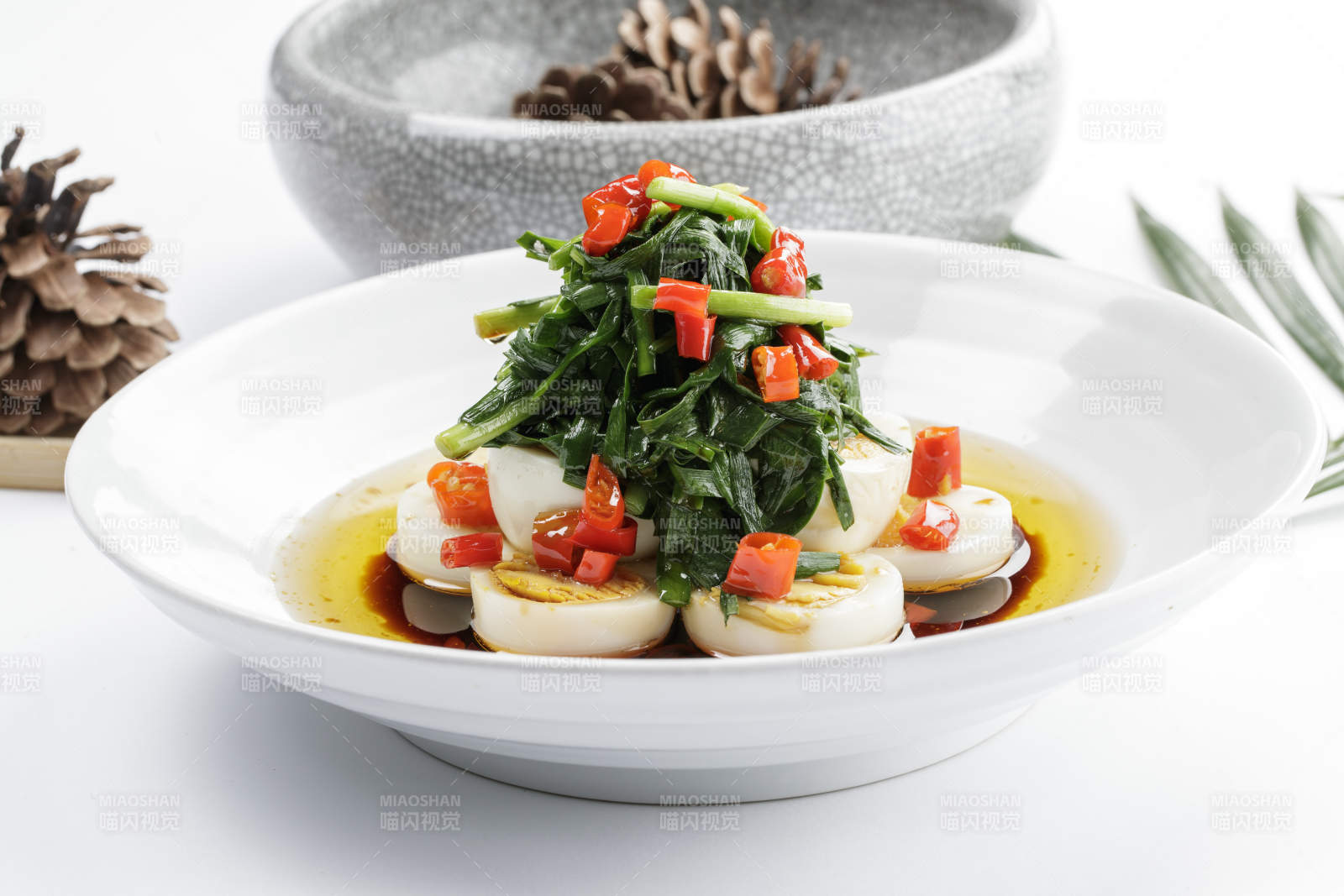 白色瓷盘装的菠菜水煮蛋图片