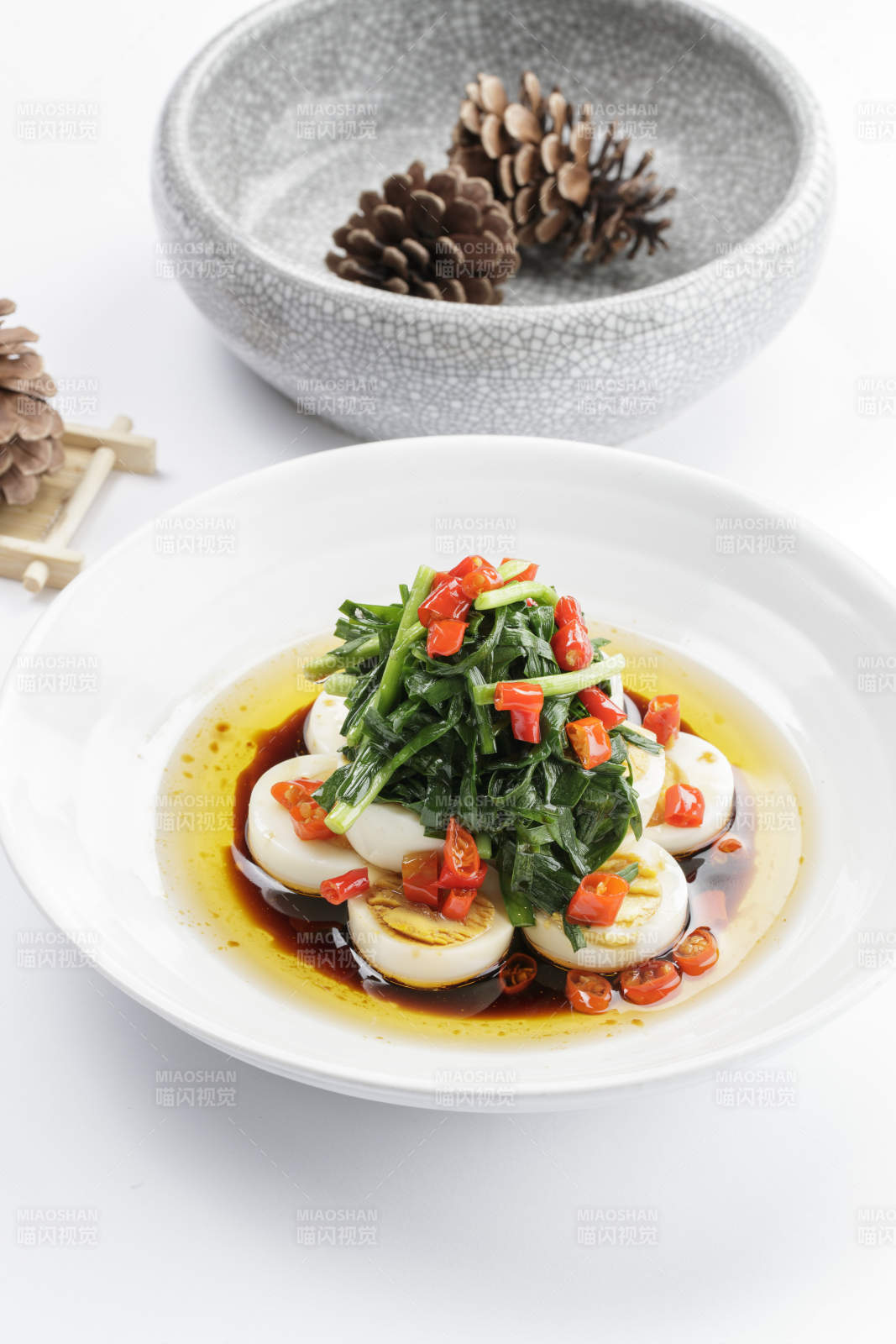 白色瓷盘装的菠菜水煮蛋图片
