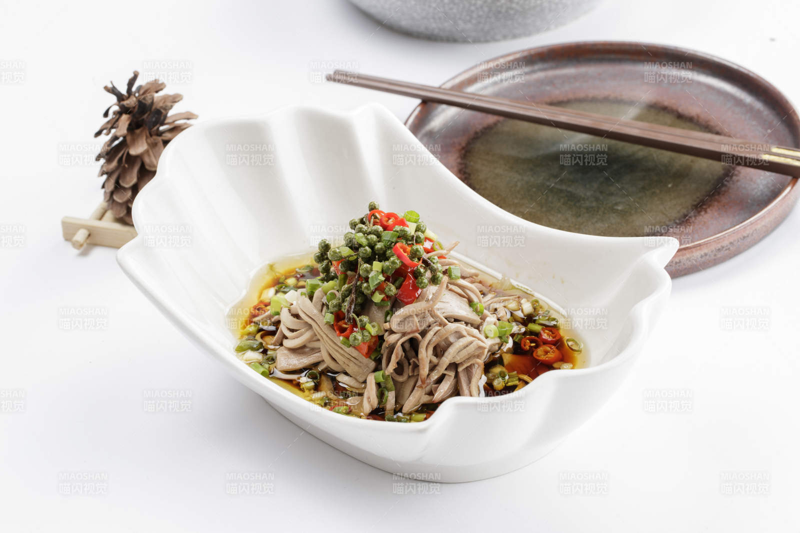 白色瓷盘装的椒麻鸭肠图片