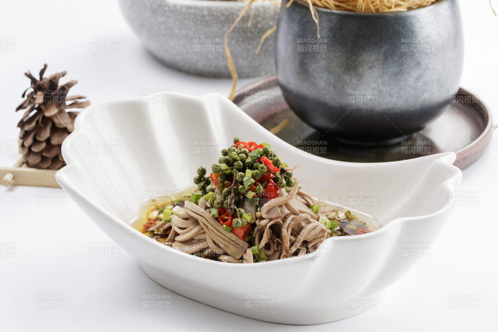 白色瓷盘装的椒麻鸭肠图片