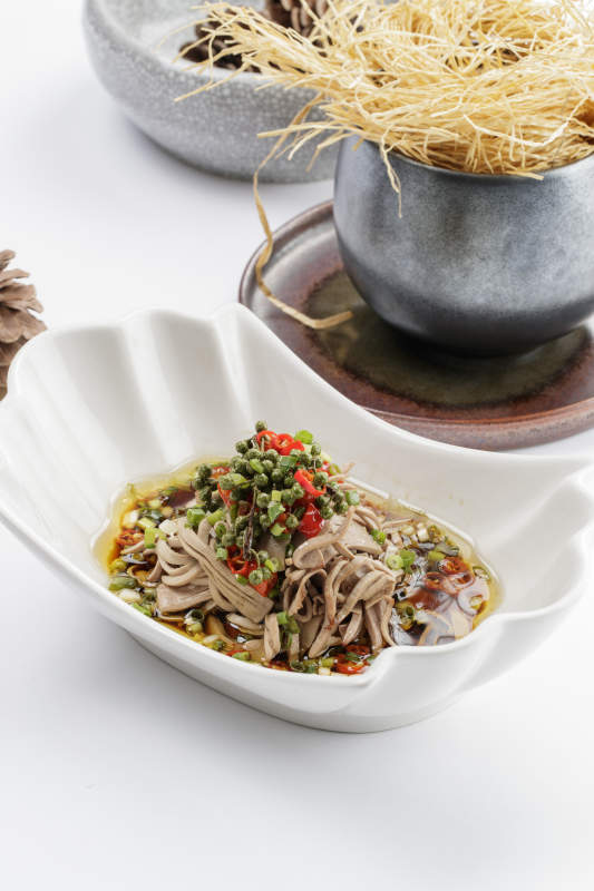 白色瓷盘装的椒麻鸭肠图片