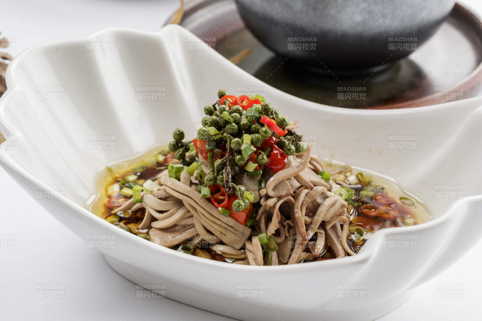 白色瓷盘装的椒麻鸭肠图片