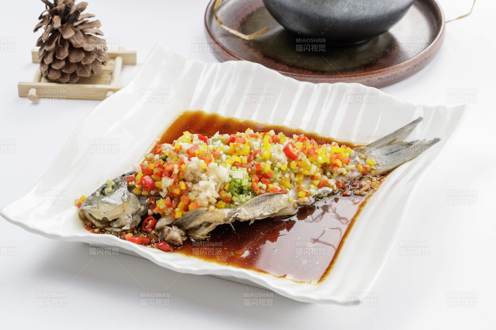 白色瓷盘装的清蒸海鲈鱼图片