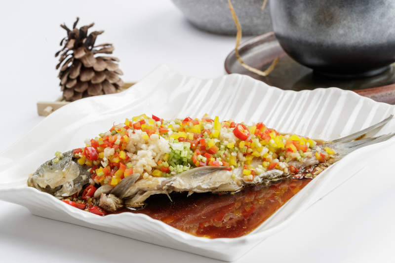 白色瓷盘装的清蒸海鲈鱼图片