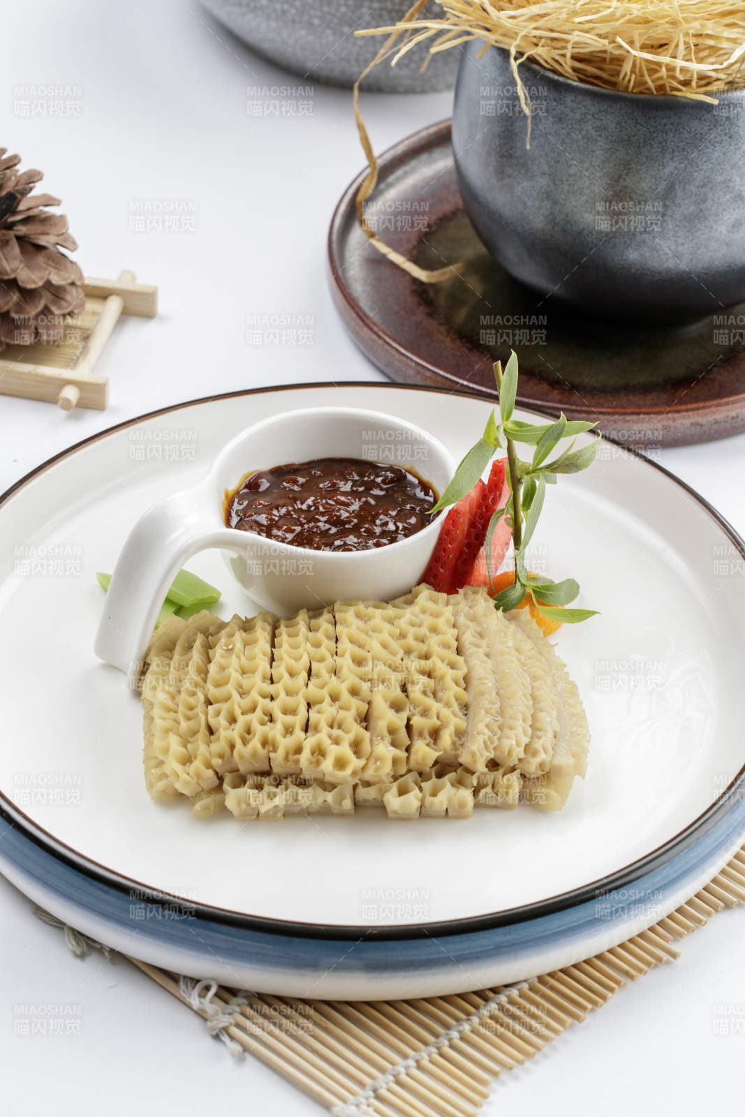 白色瓷盘装的蘸汁金钱肚图片