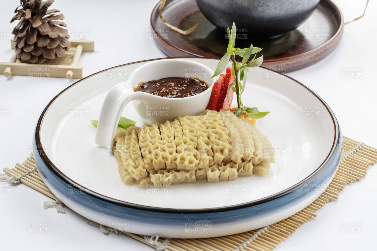 白色瓷盘装的蘸汁金钱肚图片