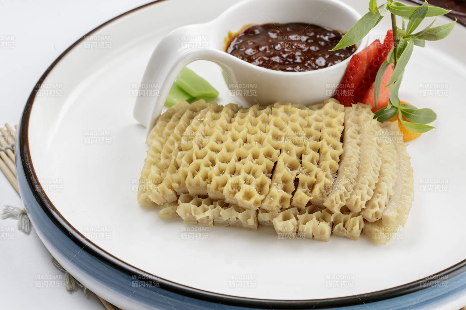 白色瓷盘装的蘸汁金钱肚图片