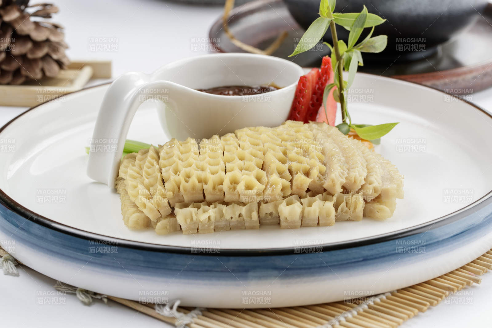 白色瓷盘装的蘸汁金钱肚图片