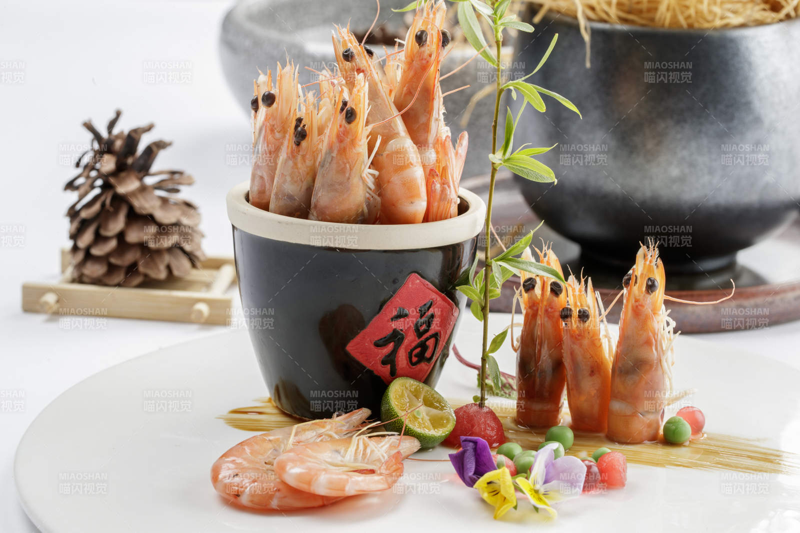 白色瓷盘装的美味盐水虾图片