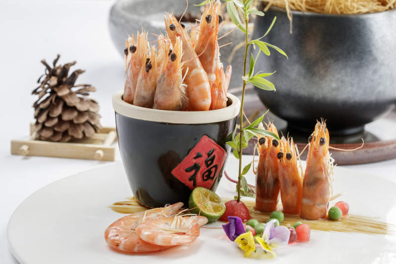 白色瓷盘装的美味盐水虾图片