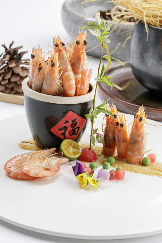 白色瓷盘装的美味盐水虾图片