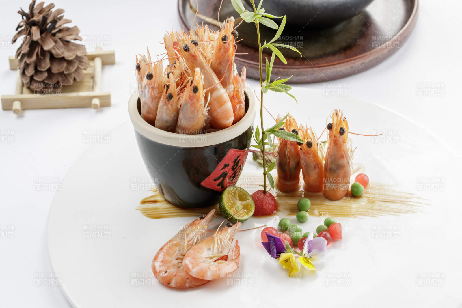 白色瓷盘装的美味盐水虾图片
